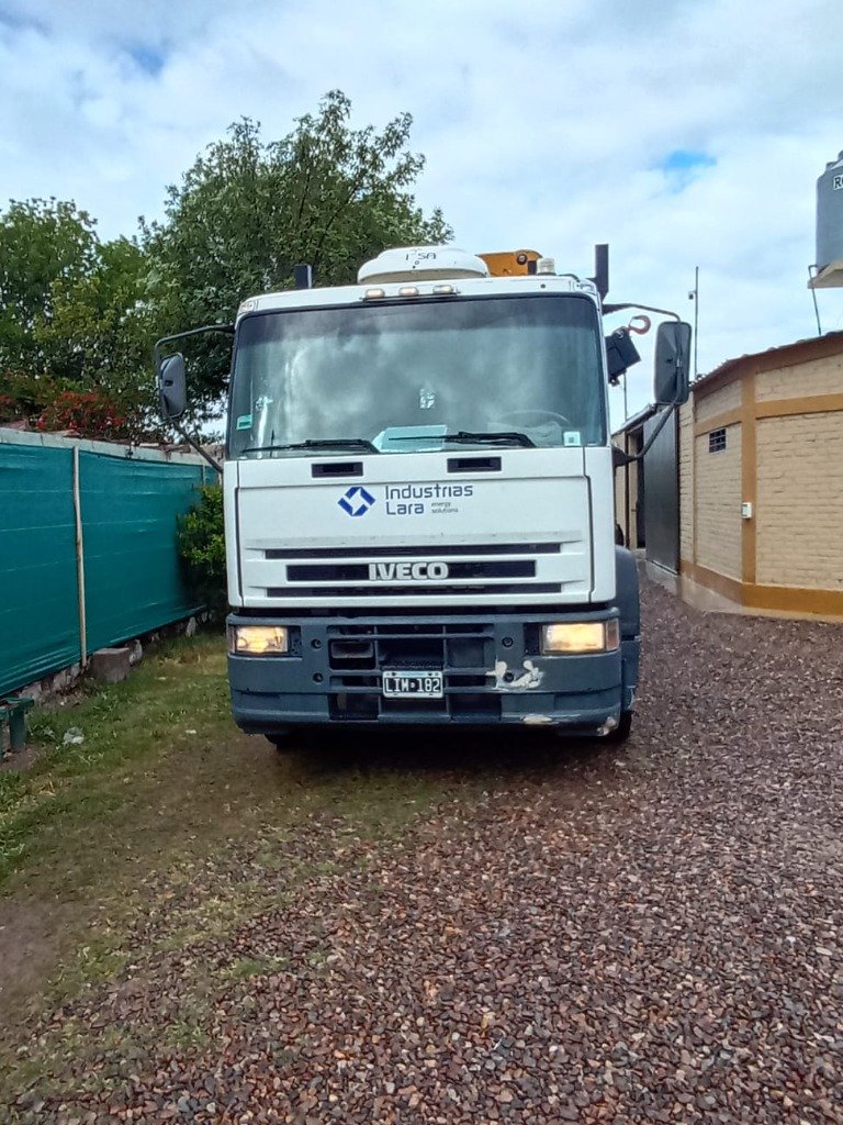Camión Iveco de Industrias Lara visto de frente