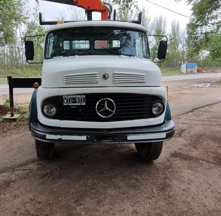 Camión Mercedes-Benz de Industrias Lara equipado con hidrogrúa