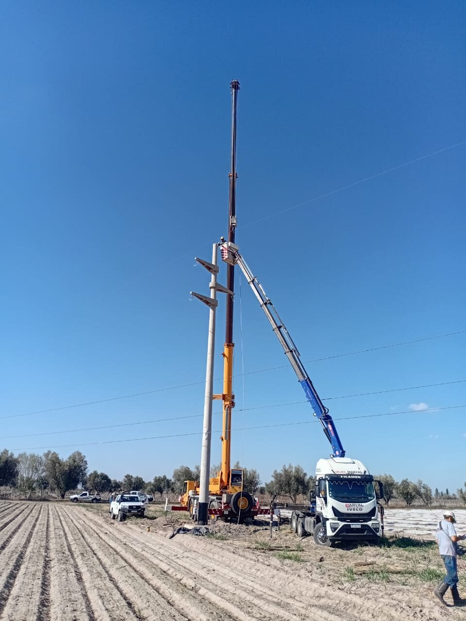 Izaje e instalación de poste de línea eléctrica
