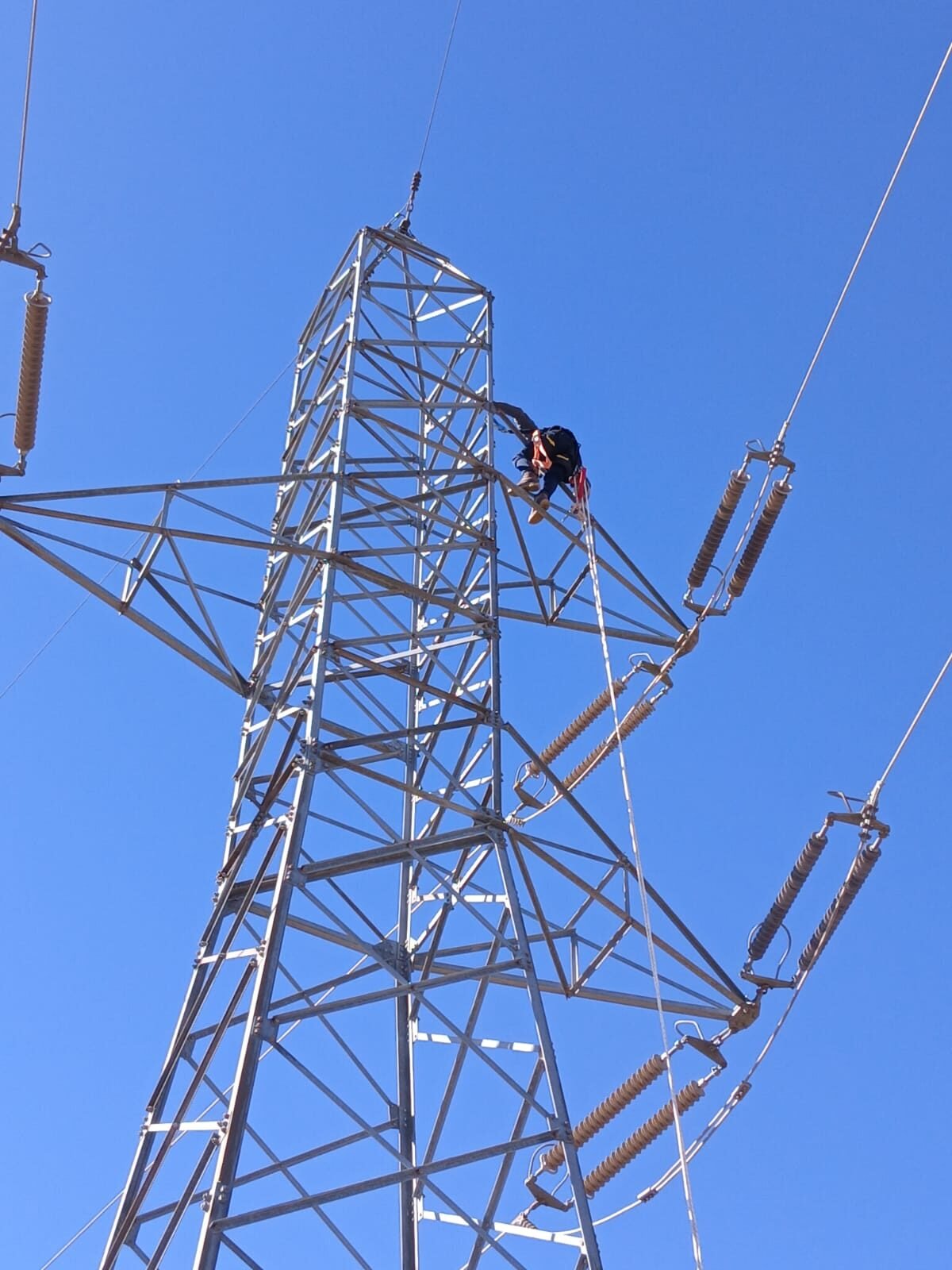 Trabajo en altura sobre torre de alta tensión