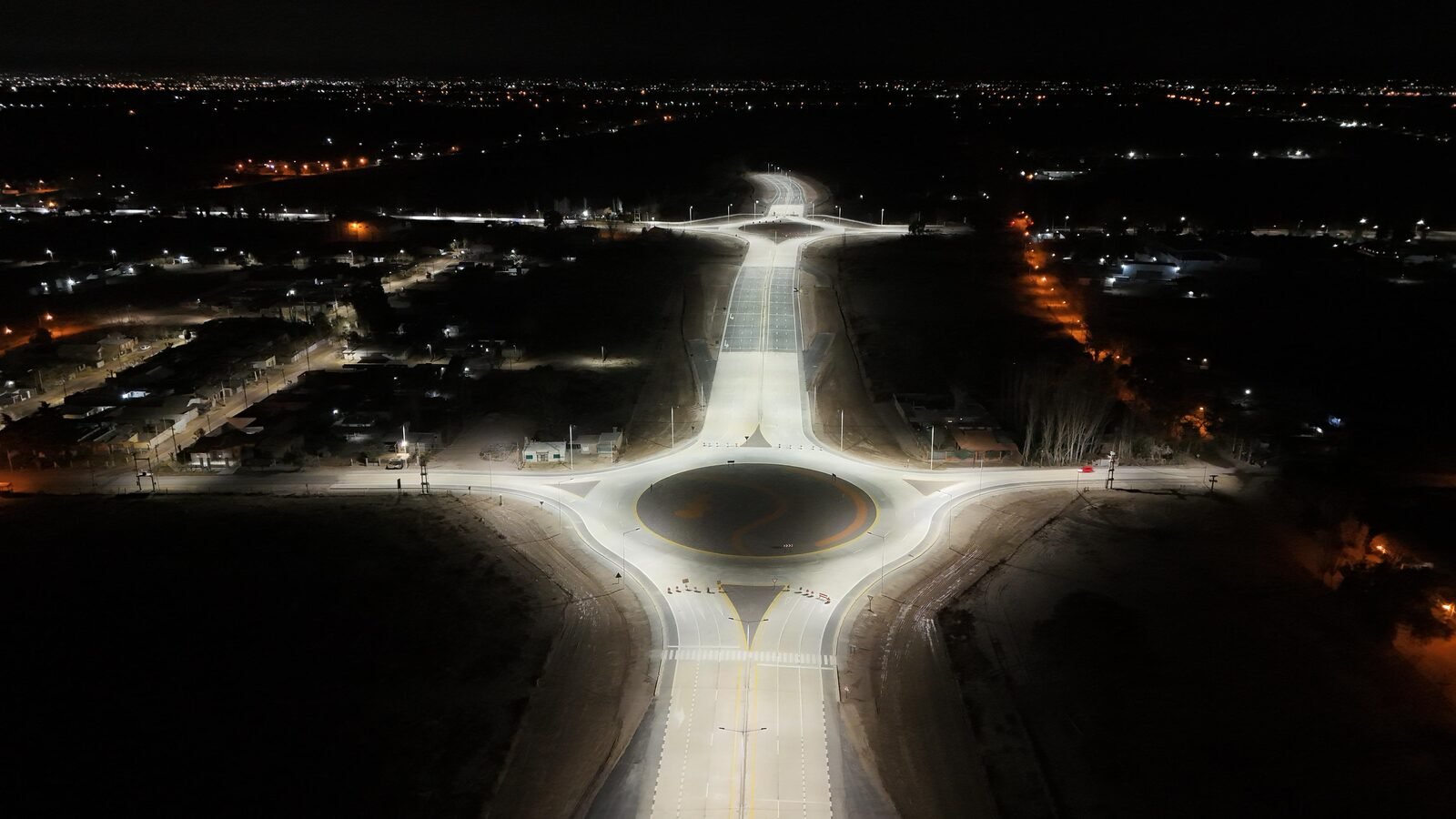 Obra de alumbrado público, vista aérea nocturna