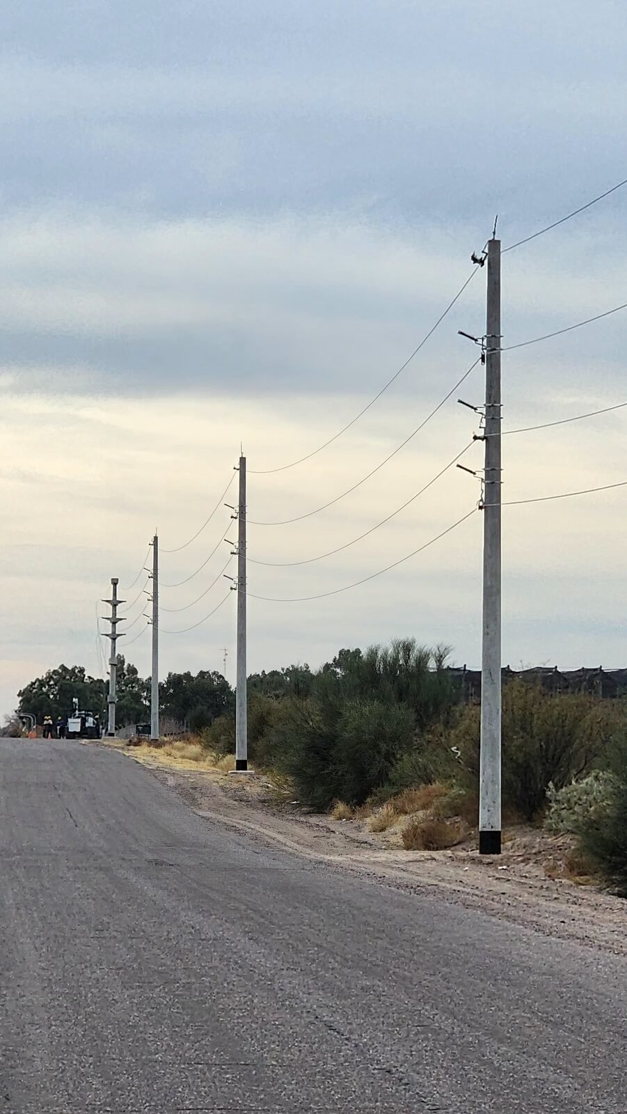 Tendido de línea eléctrica con postes de hormigón