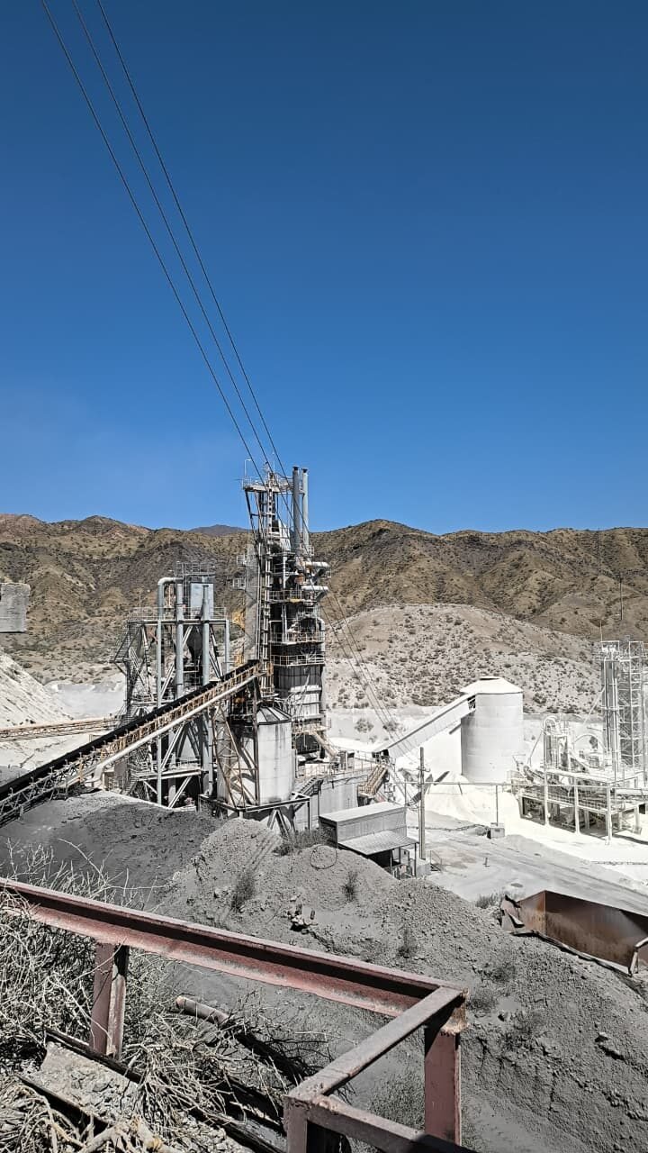 Línea eléctrica en planta industrial