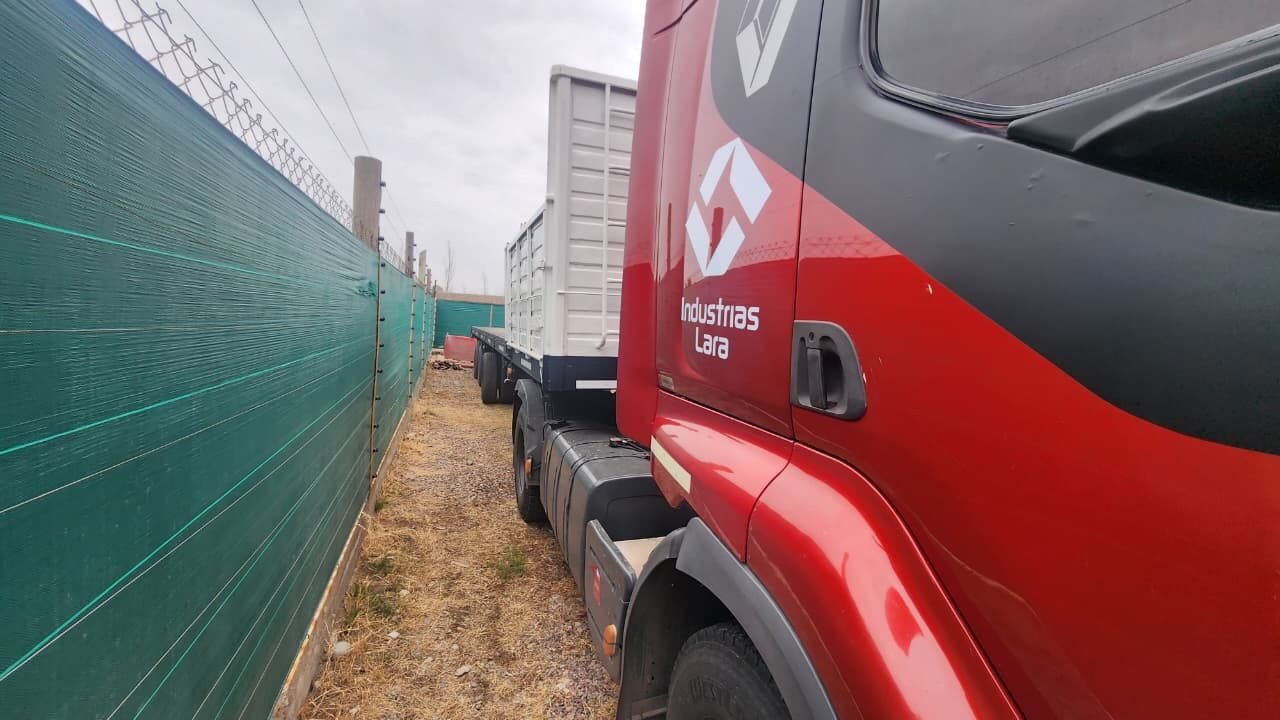 Camión de Industrias Lara en obra