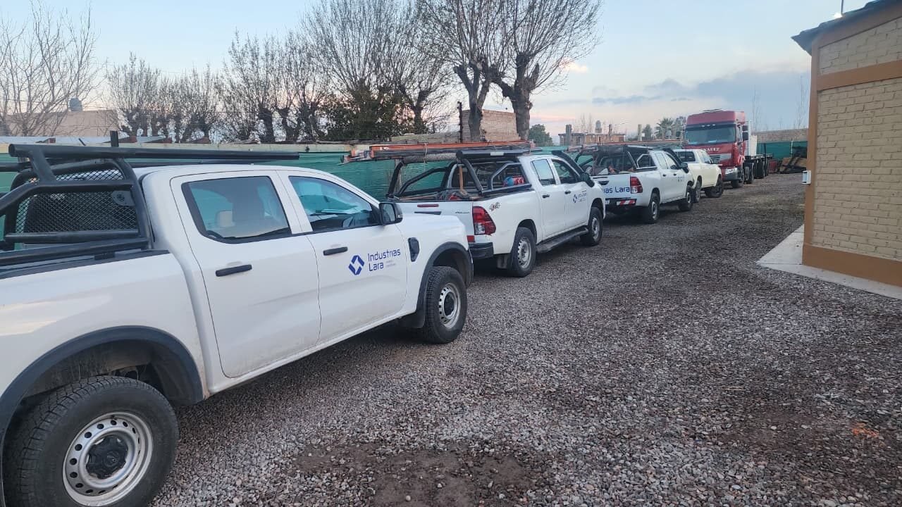 Flota de vehículos de Industrias Lara en obra