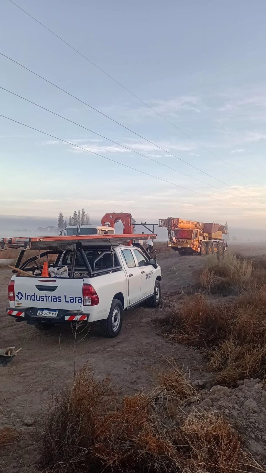 Camioneta de Industrias Lara en terreno al atardecer
