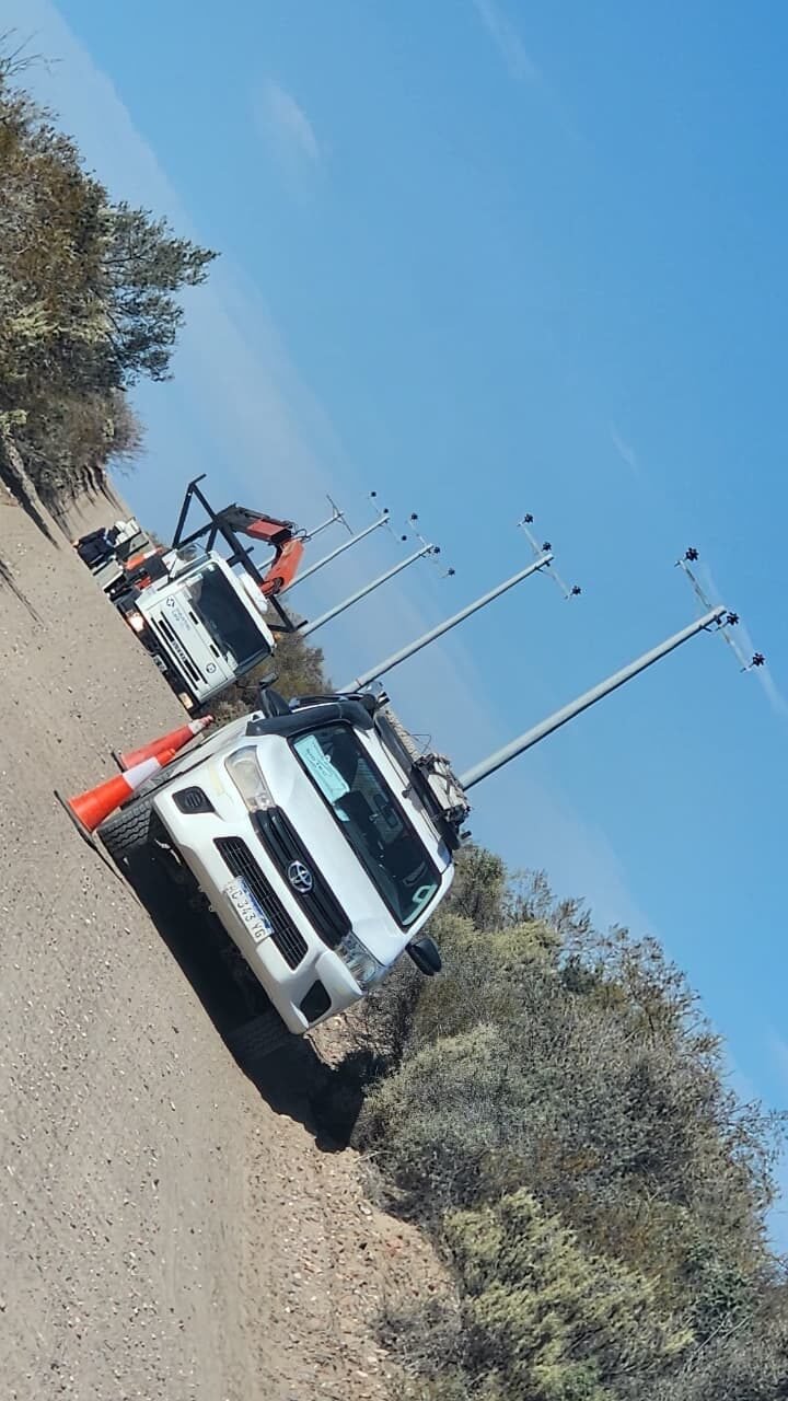 Camión con equipos de tendido en camino rural