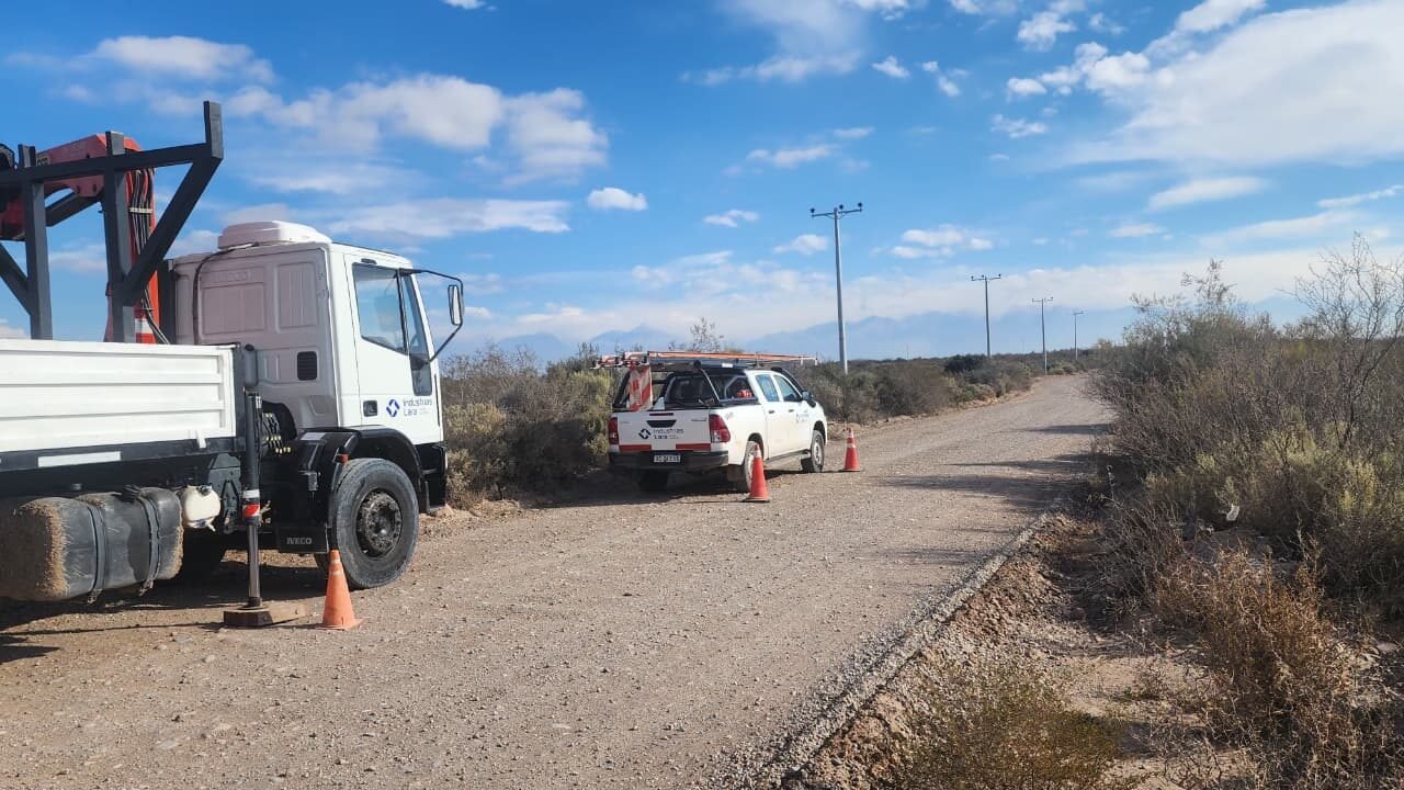 Vehículos de Industrias Lara en camino de acceso a obra