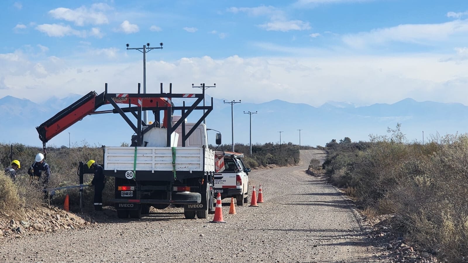 Equipo de trabajo realizando tendido eléctrico en zona rural