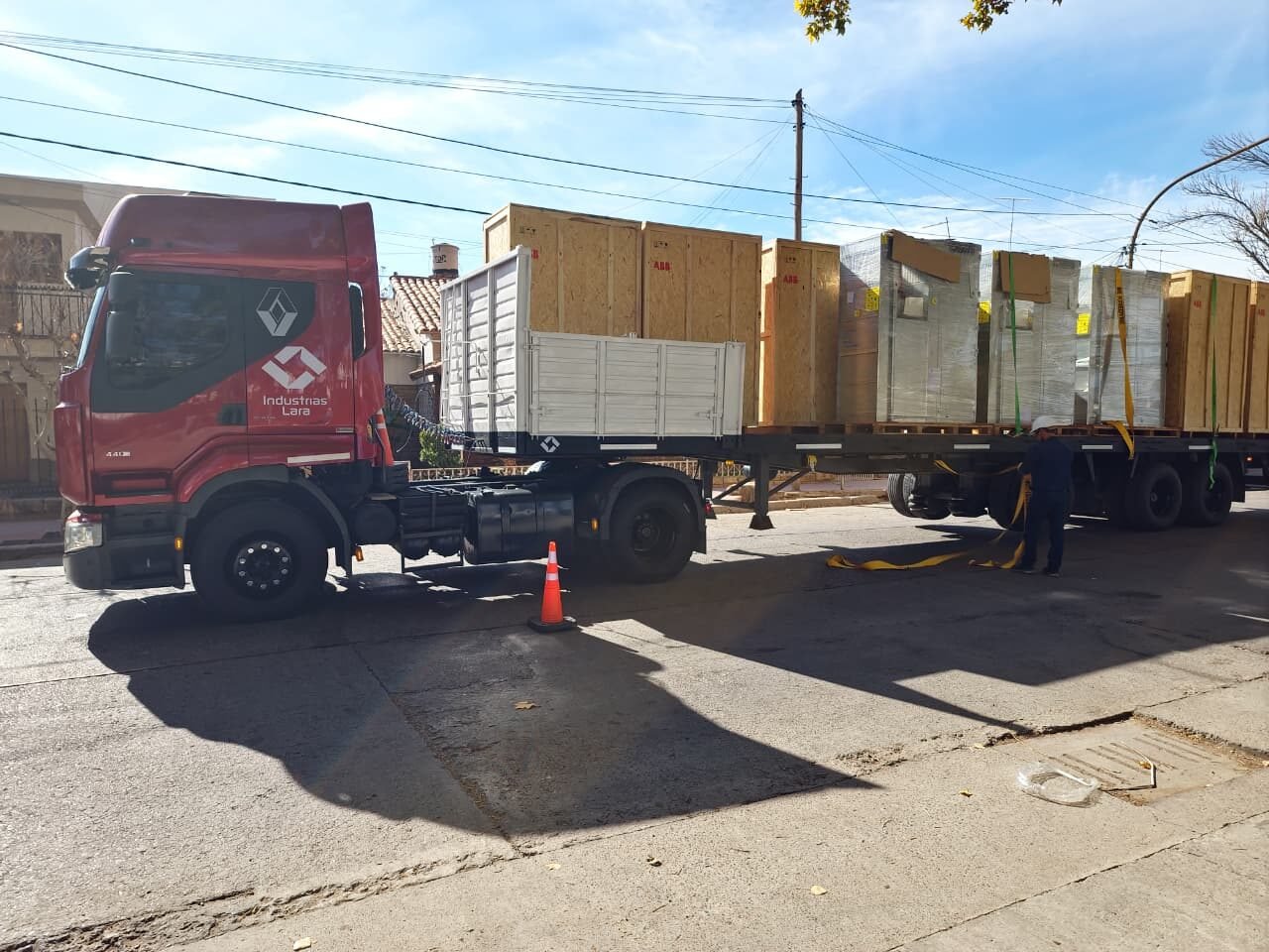 Camión transportando equipos de gran porte