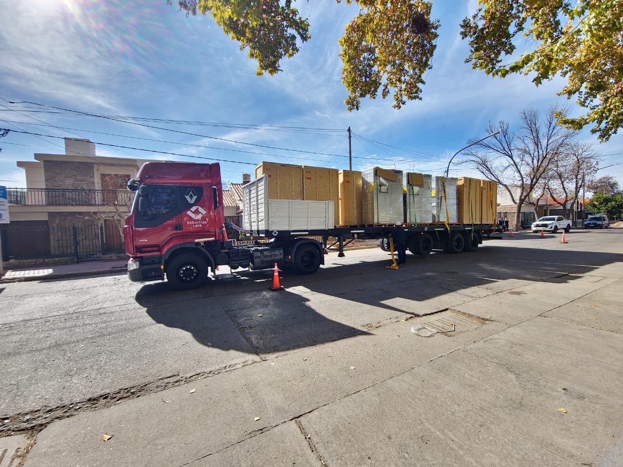 Camión con carga de equipos transformadores en vía urbana